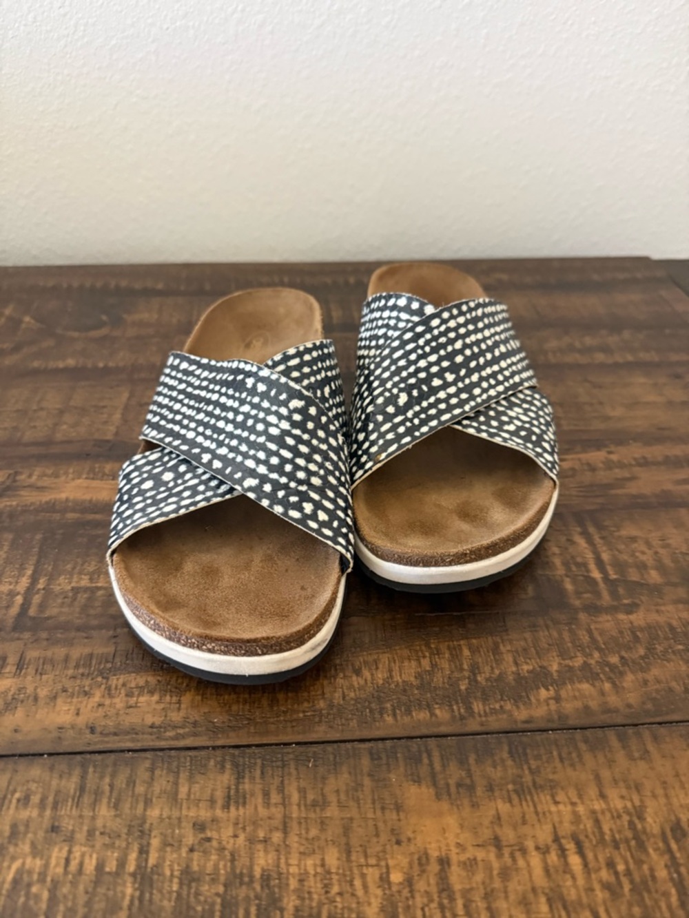 Aetrex Black and White Crisscross Slide Sandals